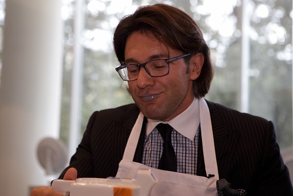 5. Когда Малахова попросили оставить на чайнике личный автограф, он не растерялся и, выкрасив губы серебряной краской, поцеловал чайник. Свою работу Андрей назвал "Поцелуй Малевичу".