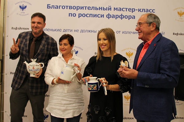7. Собчак расписала чайный сервиз, дав ему название "Анархист", а Максим Виторган - чайник, назвав его "Freedom&Porcelain".