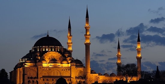 Gece Okunan Selayı 'Darbe'ye Yoran İzmirliler Polis Çağırdı