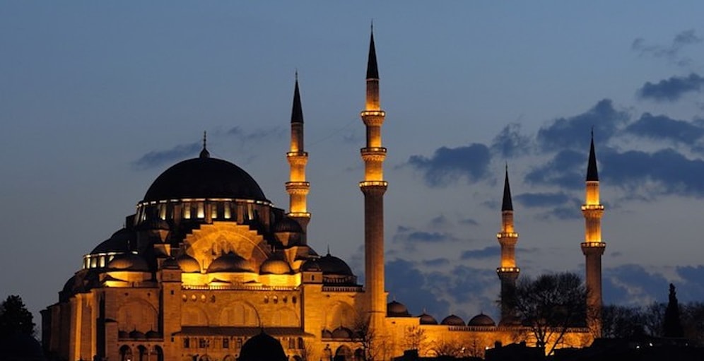 Gece Okunan Selayı 'Darbe'ye Yoran İzmirliler Polis Çağırdı