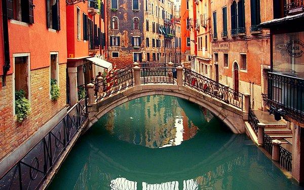 27. Venedik'te kanal turu yapın.