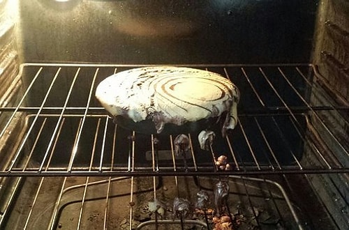 Artık kendini salmış olan mozaik kek.