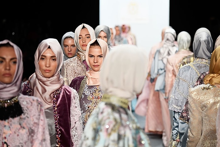 New York Moda Haftasında Bir İlk! Podyumdan Başörtüsü Modası İle Esip Geçen Modacı