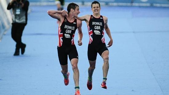 Yarışı Kazanmak Yerine Fenalık Geçiren Kardeşini Bitiş Çizgisine Kadar Taşıyan Vefakar Sporcu