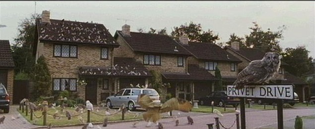 Bu malum ev ilk olarak 2001 senesinde izleyici karşısına çıktı. Filmlerde evin adresi 4 Privet Drive, Little Whingeing, Surrey olarak geçiyor.