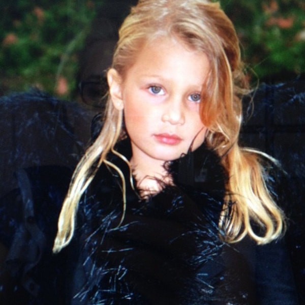 2. Белла - натуральная блондинка. Она начала красить волосы в темный цвет, чтобы хоть как-то отличаться от своей сестры Джиджи.