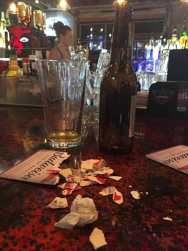 20. Когда клиенты вымещают накопившиеся обиды на подставках для выпивки