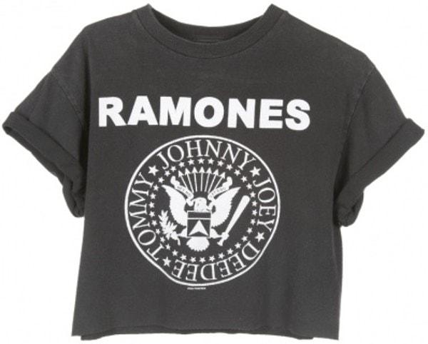 14. Her Punk'ın olmazsa olmazı Ramones tişörtü!