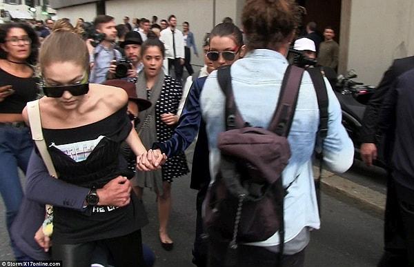 Gigi Hadid'in defileden çıkmasını bekleyen bir adam, birden onu kucağına almaya yeltendi.