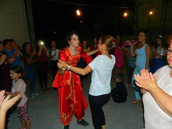 İzmir Aliağa ilçesinin Güzelhisar köyünde yaşayan Buse Kor için de benzer bir düğün yapıldı.