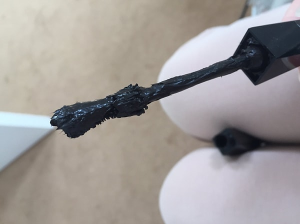 1. Вы можете выбросить тушь тогда, когда она уже превратится в один липкий комок