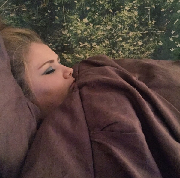 3. Спать с косметикой на лице вполне нормально