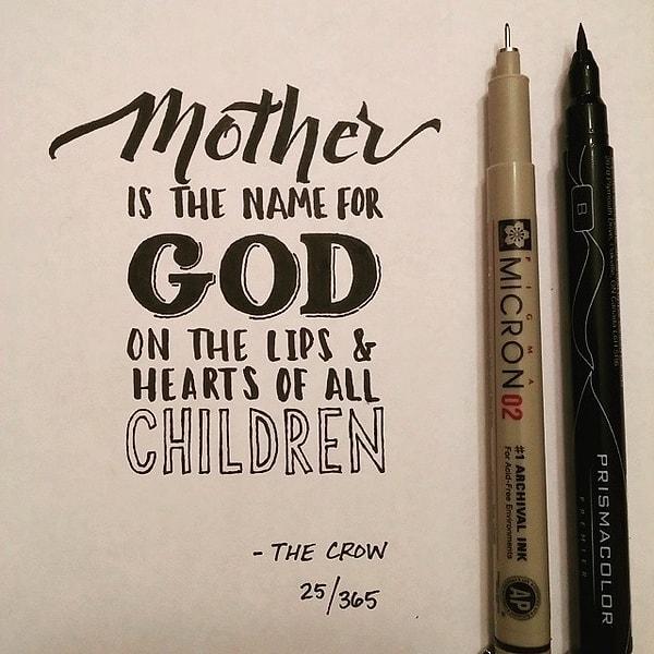 8. "Anne, tüm çocukların kalplerinde ve dudaklarında tanrının adıdır."