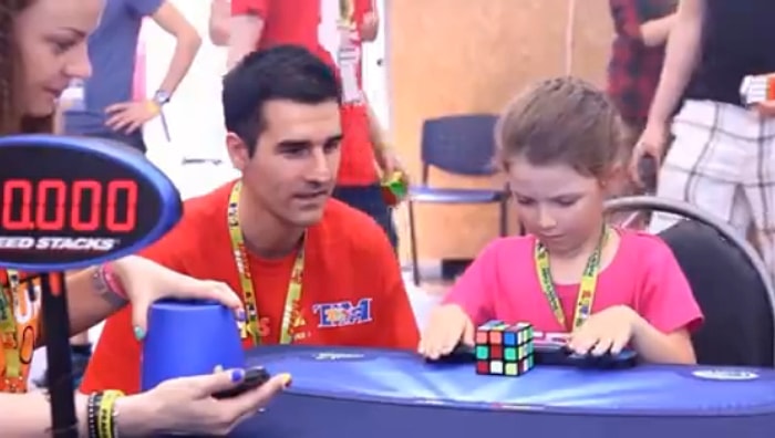 Rubik Küpünü 41 Saniyede Çözen 6 Yaşındaki Harika Kız