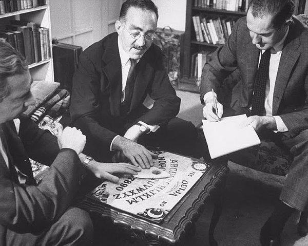 25. 1961 yılında ouija tahtasıyla gerçekleştirilen bir seans
