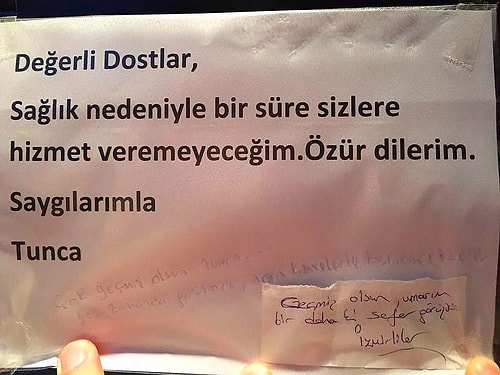 Kahve dükkanının sahibi Tunca Bey, yaşadığı sağlık sorunu sebebiyle bir süre müşterilerinden uzak kalacağını dükkanına astığı notla belirtiyor.