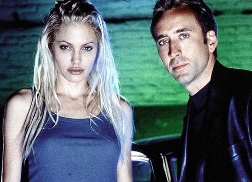İkinci boşanmasının ardından ipleri iyice gevşeten Angelina, söylentilere göre o yıl, hem Colin Farrel hem de Nicolas Cage ile minik kaçamaklar yaşadı.