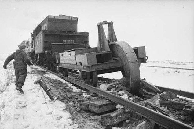 4. Alman ordusu geri çekilirken trenin arkasına taktığı büyük bir tırmık ile demiryolunu karşı güçler için kullanılmaz hale getirirken, 1945.