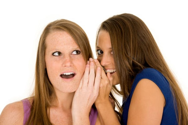 7. Зрелая женщина всегда готова вступить с мужчиной в диалог, чтобы понравиться ему. Молоденькие девочки на такой подвиг не решаются: они просто хихикают и шепчутся у него за спиной.