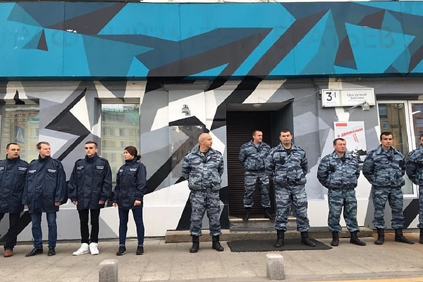 2. В результате активисты общественной организации "Офицеры России" заблокировали вход на выставку