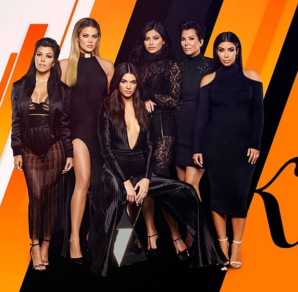 16. Bir değişiklik de 11. sezonda oldu. Tema müziği değişti ve ekranda sadece Kris, Kim, Kourtney, Khloé, Kendall, ve Kylie. Cinsiyet değiştiren baba Bruce yani yeni ismiyle Caitlyn gösterilmedi.