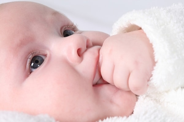 15. Ваш животик напоминает воздушный шарик, который медленно сдувается и которому очень жаль себя. Если потрогаете его, то поймете, что он стал бы отличным трамплином для мышонка Стюарта Литтла. Или что, если его срезать, то персонал роддома мог бы пропихнуть его вместо персикового желе…