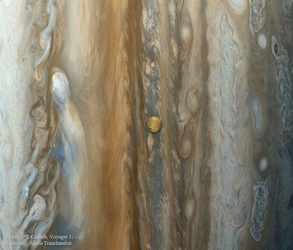 4. Voyager 1'den Jüpiter Üzerindeki İo