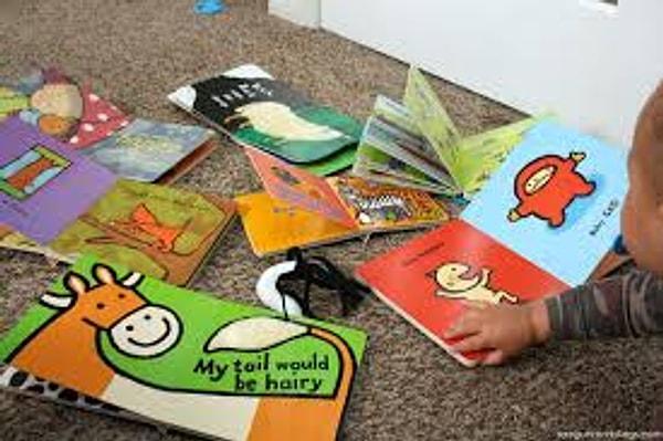 4. Yanınızda çocuğunuzu uzun süre oyalayacak etkileşimli kitaplar bulundurun.
