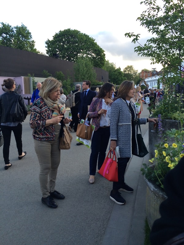 Его носят как молодые девушки, так и женщины среднего возраста.