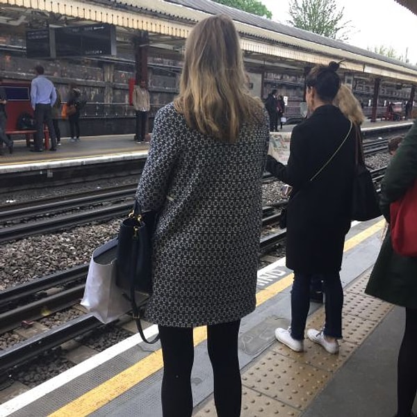 На одном из фестивалей девушка увидела женщину в точно таком же пальто.