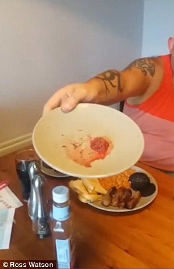 Какую-то часть органа он сварил, а какую-то съел в сыром виде. Добавил соль и перец.