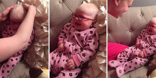 Yeni Gözlükleriyle Annesini İlk Kez Gören Sevimlilik Abidesi Bebek