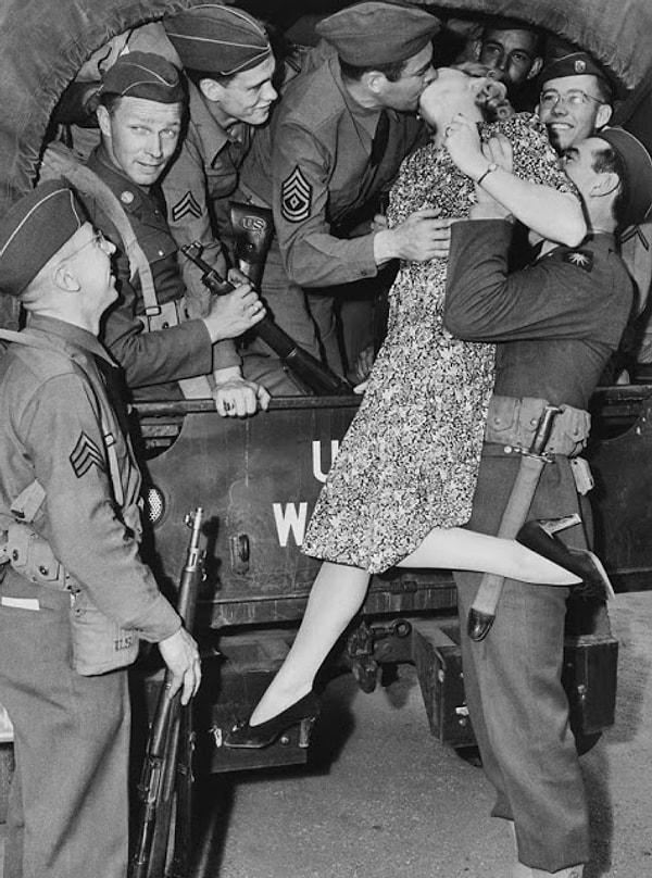 32. Erkek arkadaşını savaşa gönderen sinema oyuncusu Martha O'Driscoll. (1941)