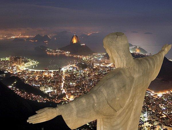10. Corcovado Dağı, Rio de Janeiro, Brezilya.