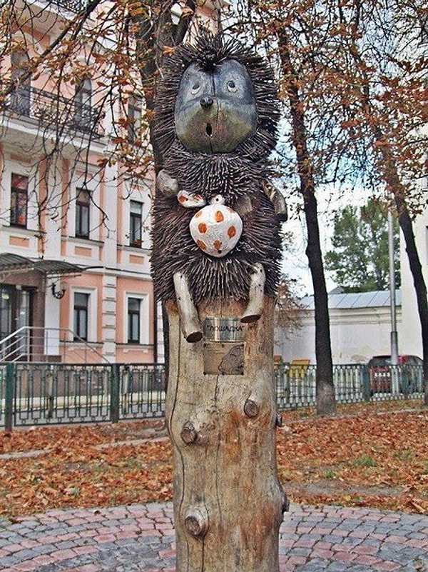 21. Памятник главному герою советского мультфильма "Ежик в тумане" в Киеве.