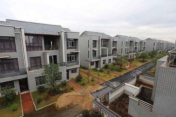 6. Китайский миллионер снес все хижины в своей родной деревне и бесплатно построил каждой семье по коттеджу.