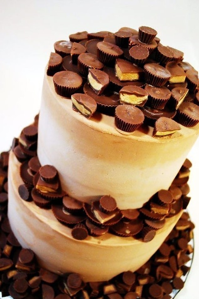 10. This wedding cake went off target.