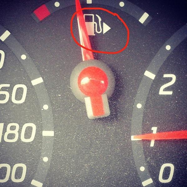 11. Benzin göstergenizin yanındaki ok işareti ne işe yarar dersiniz?