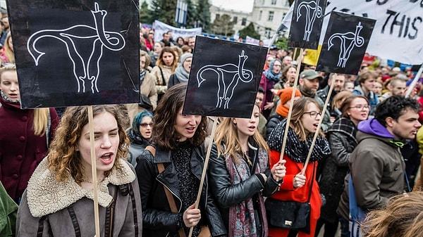Polonya parlamentosu geçen hafta ülkede kürtajın tamamen yasaklanması öngören yasa tasarısını 173’e karşı 230 milletvekillinin oyuyla kabul etmişti.