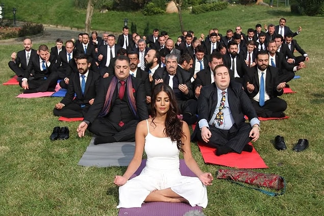 Şu sıralar vizyonda olan "Bir Baba Hindu" adlı sinema filminde Sermiyan Midyat ve Şafak Sezer'le başrolleri paylaşıyorlar.