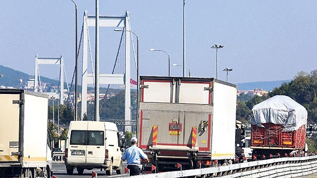 Bazı otobüs ve kamyon sürücüleri ise ‘ek maliyet’ olarak nitelendirdikleri bu meblağı ödememek için yasak olmasına rağmen FSM’den geçişlere devam ediyor.