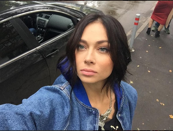 9. В отличие от Самбурской, которая жалуется, что в детстве ею никто не занимался, брата его воспитание абсолютно устраивает: