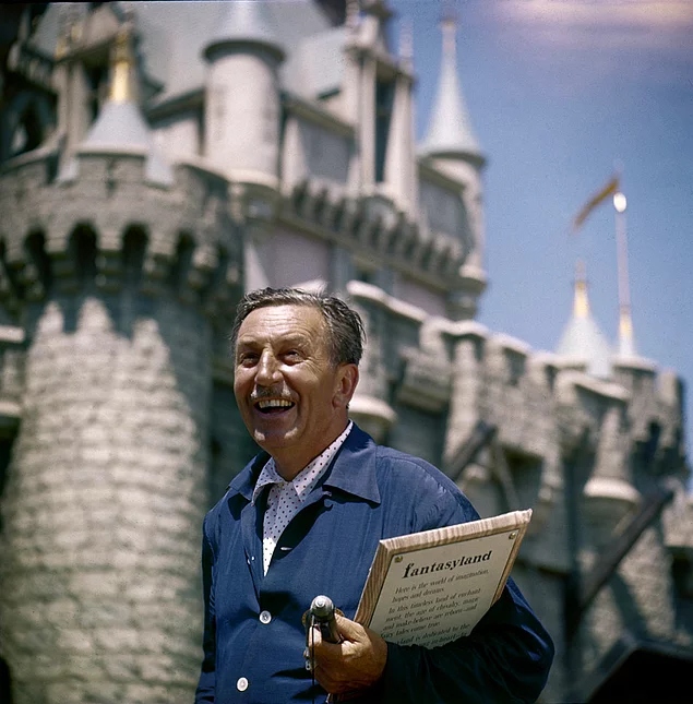 Walt Disney 1955'teki açılış gününde Disneyland'in tadını çıkarırken.