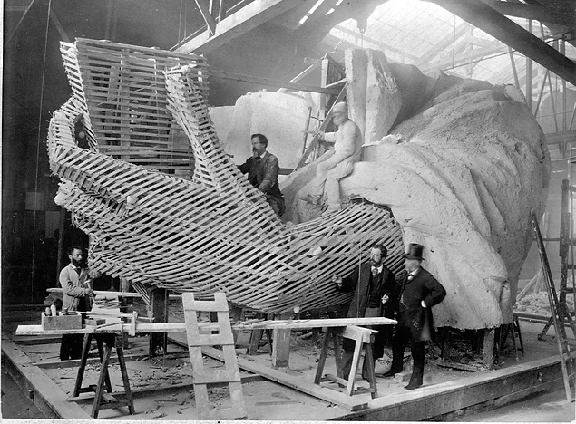 Özgürlük Heykeli'nin sol kolu 1882 yılının kışı, Paris'te yapım aşamasında.
