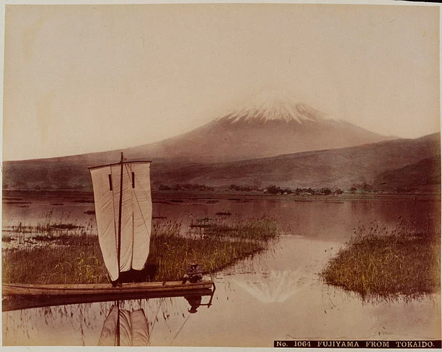 Fuji Dağı manzarasında yelkenlisiyle açılan Japon adam, 1890'lar.
