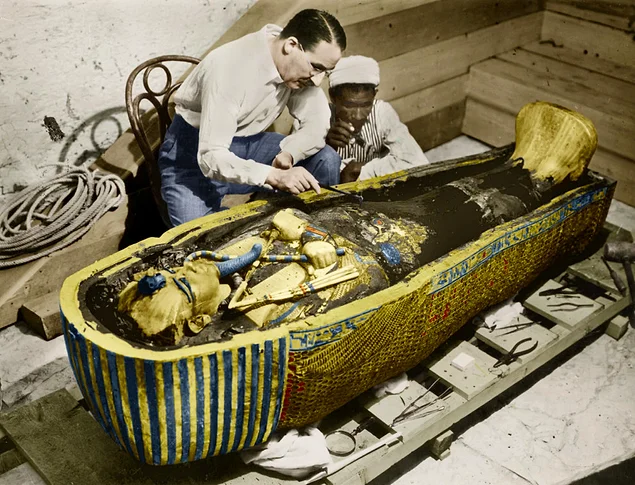 Arkeolog Howard Carter, 1923 yılında mezarı açılan Tutankhamun'un altından lahitini incelerken.