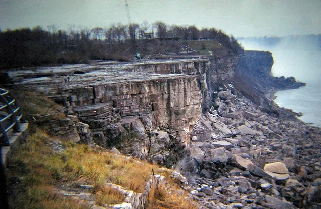 1969 yılında, toprak kaymalarına karşı güçlendirmek amacıyla süren çalışmalar için kurutulan Niagara Şelalesi.