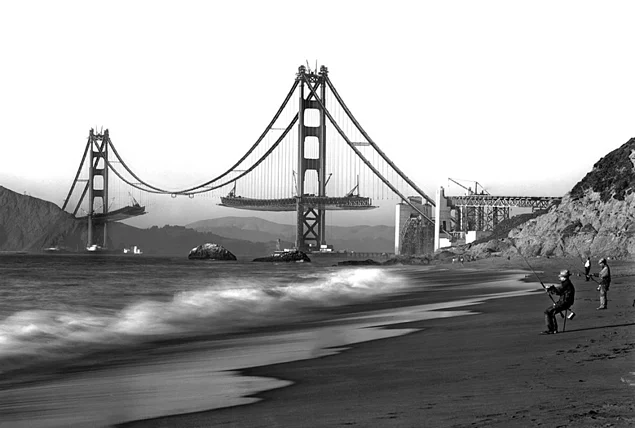 Yapım aşamasındaki Golden Gate Köprüsü manzarasının tadını çıkaran bir grup balıkçı, 1930'lar.