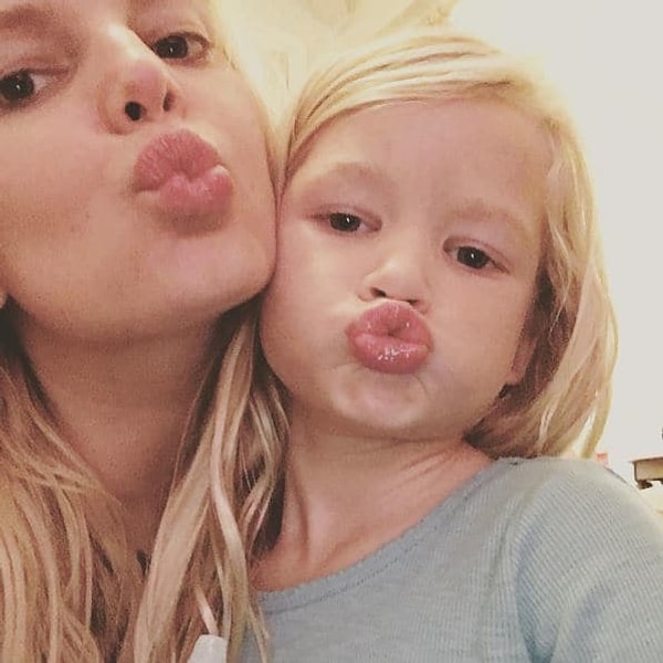 8. Вау! Джессика Симпсон и ее дочь, Максуэлл Джонсон, практически близняшки. Они очень похожи друг на друга.