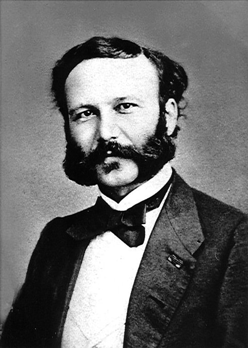 İlk Nobel Barış Ödülü, Kızılhaç Teşkilâtı'nın kurucusu Henry Dunant ve Uluslararası Barış Birliği kurucusu Frederic Passy'e verilmiştir.